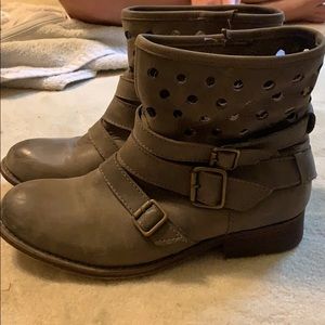 Hinge super cute boots!